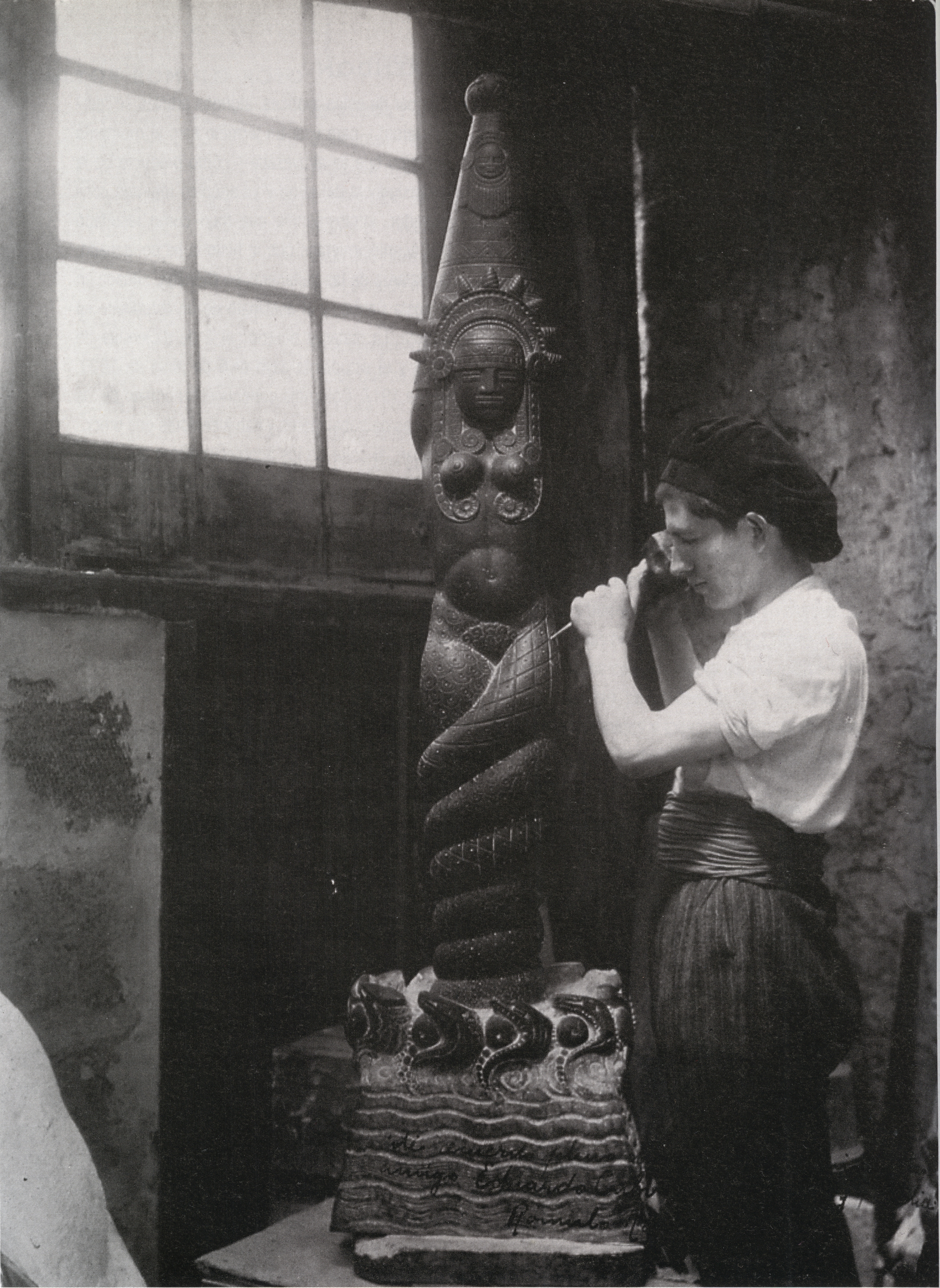 Rómulo Rozo tallando la Bachué en su estudio en París. ca. 1925. Fotografía de Pierre
