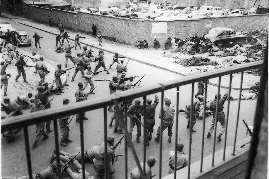 Fotografía de la masacre de estudiantes del 9 de junio de 1954 en Bogotá. Crédito: Julio Flórez Ángel.