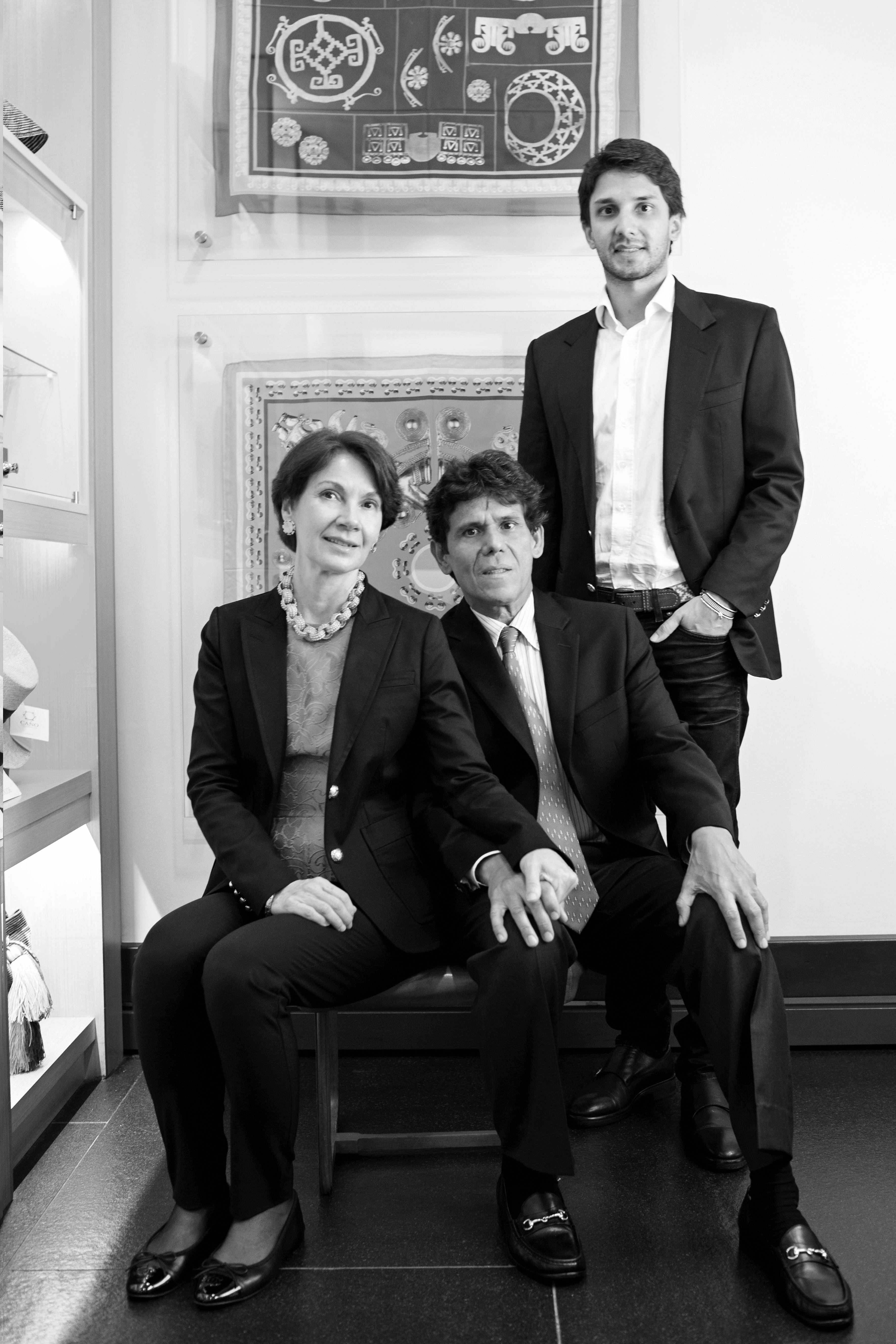 De izquierda a derecha: Patricia Trujillo junto a Luis Alberto Cano y Eduardo Cano, cabeza actual de Cano Joyería.