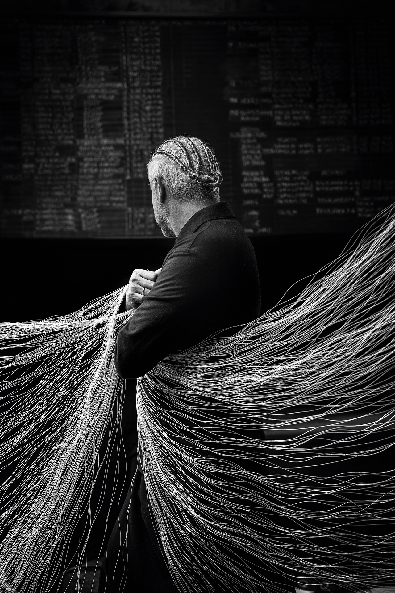 Un sueño cumplido: la devoción de Jorge Lizarazo por trenzar materiales se ve encarnada en su propia cabeza gracias a un trenzado único, realizado por Catijeras.