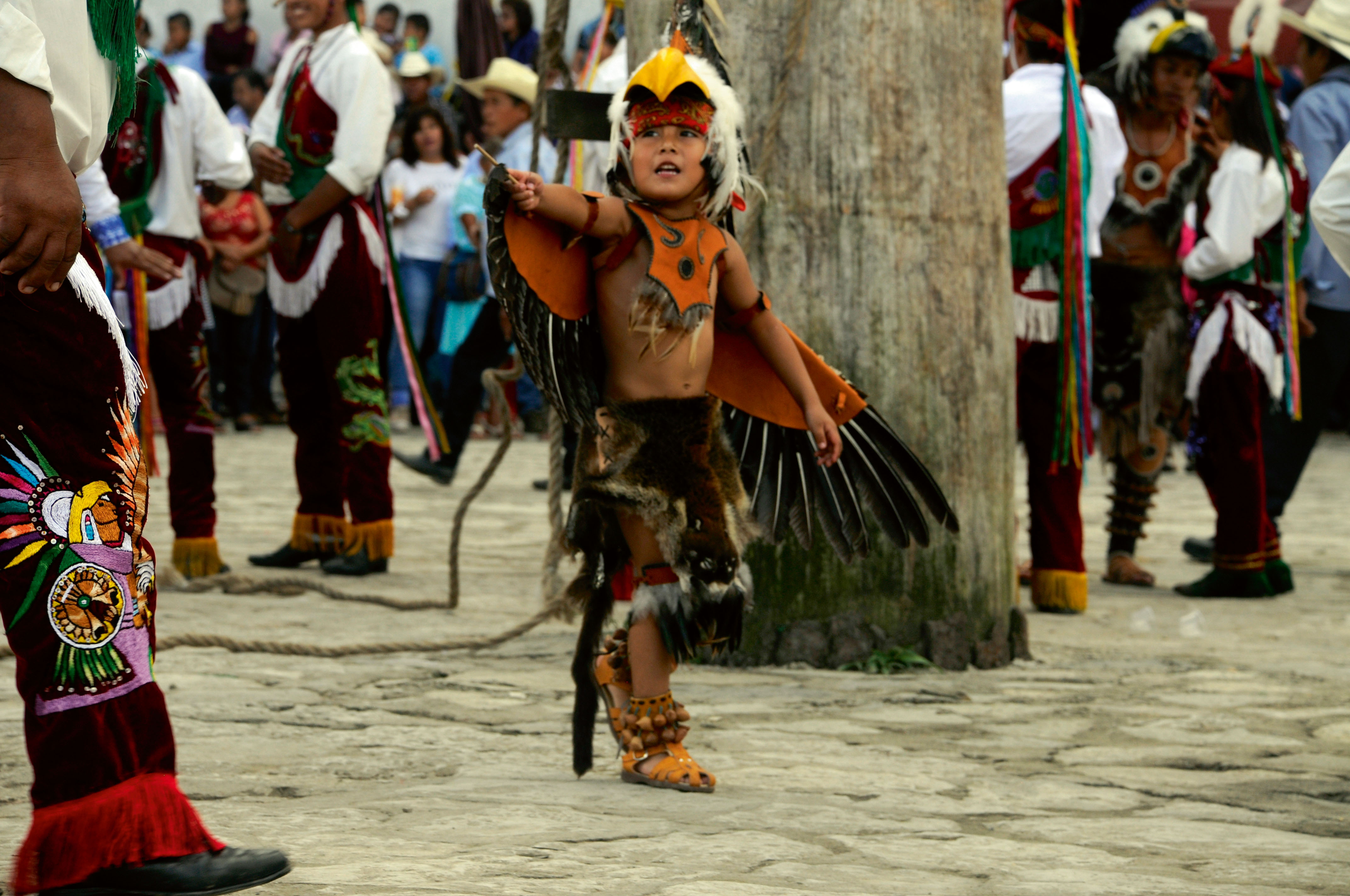 Pequeño aprendiz de la danza de los voladores.