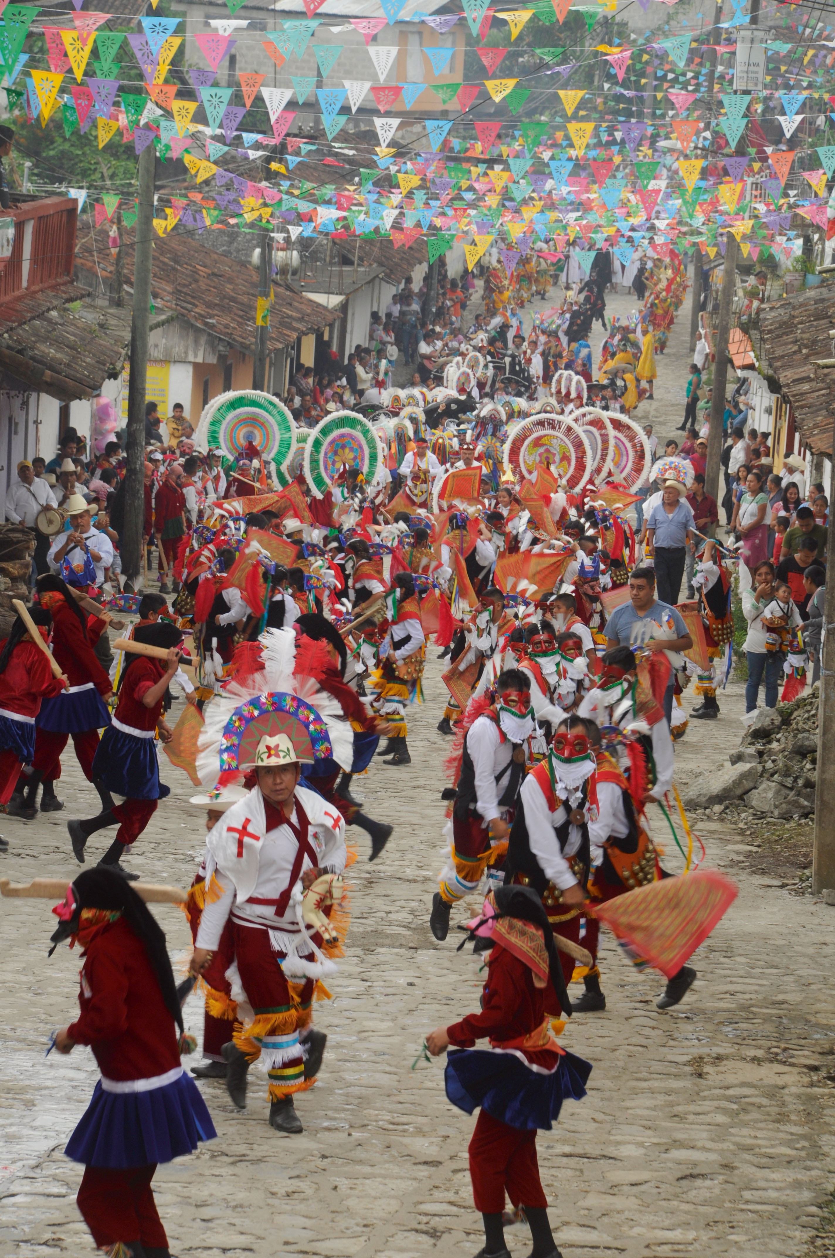 La multitudinaria procesión de danzantes de distintas tradiciones en San Miguel Tzinacapan.