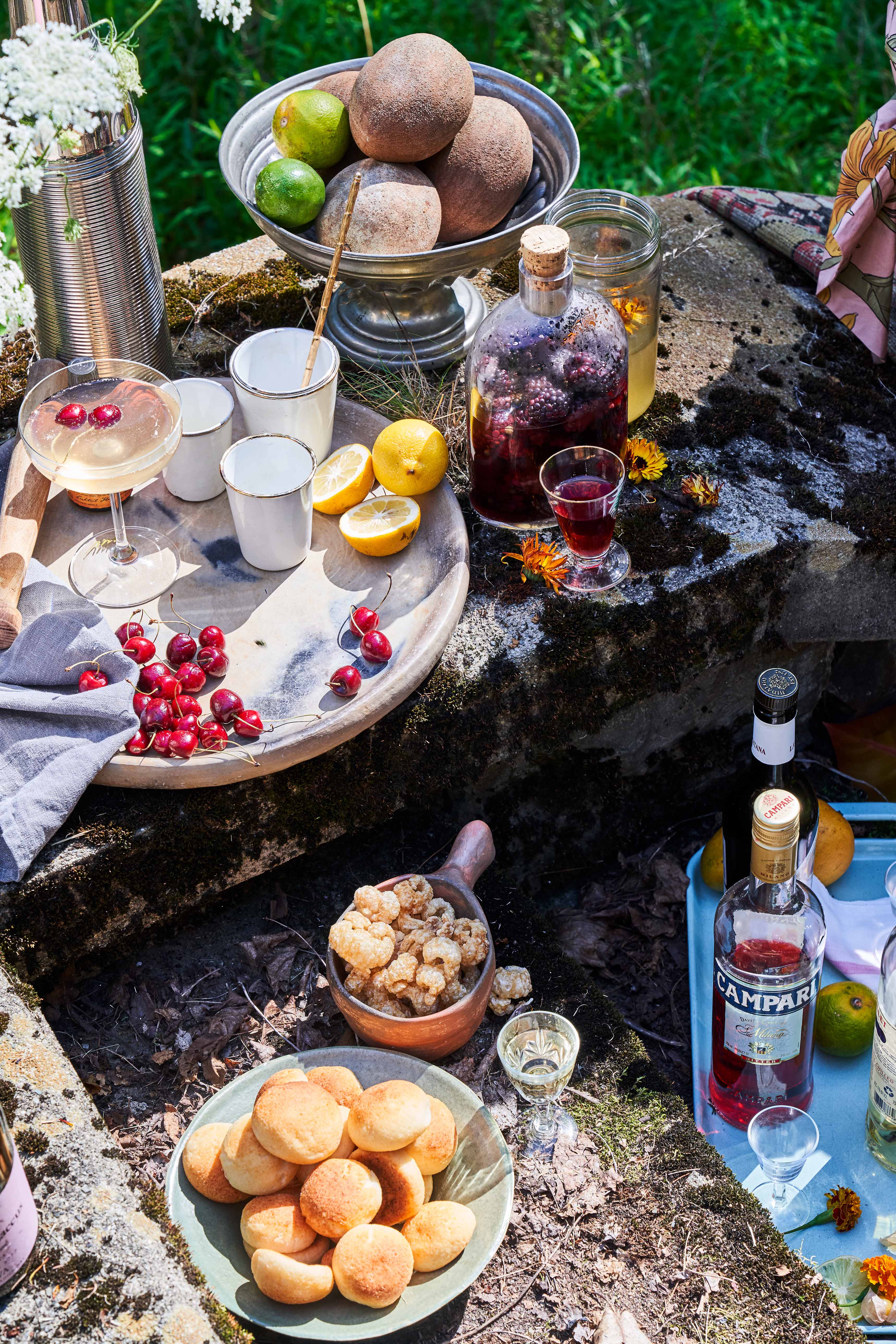 Cóctel de naranja agria y Lillet acompañado con cerezas.
