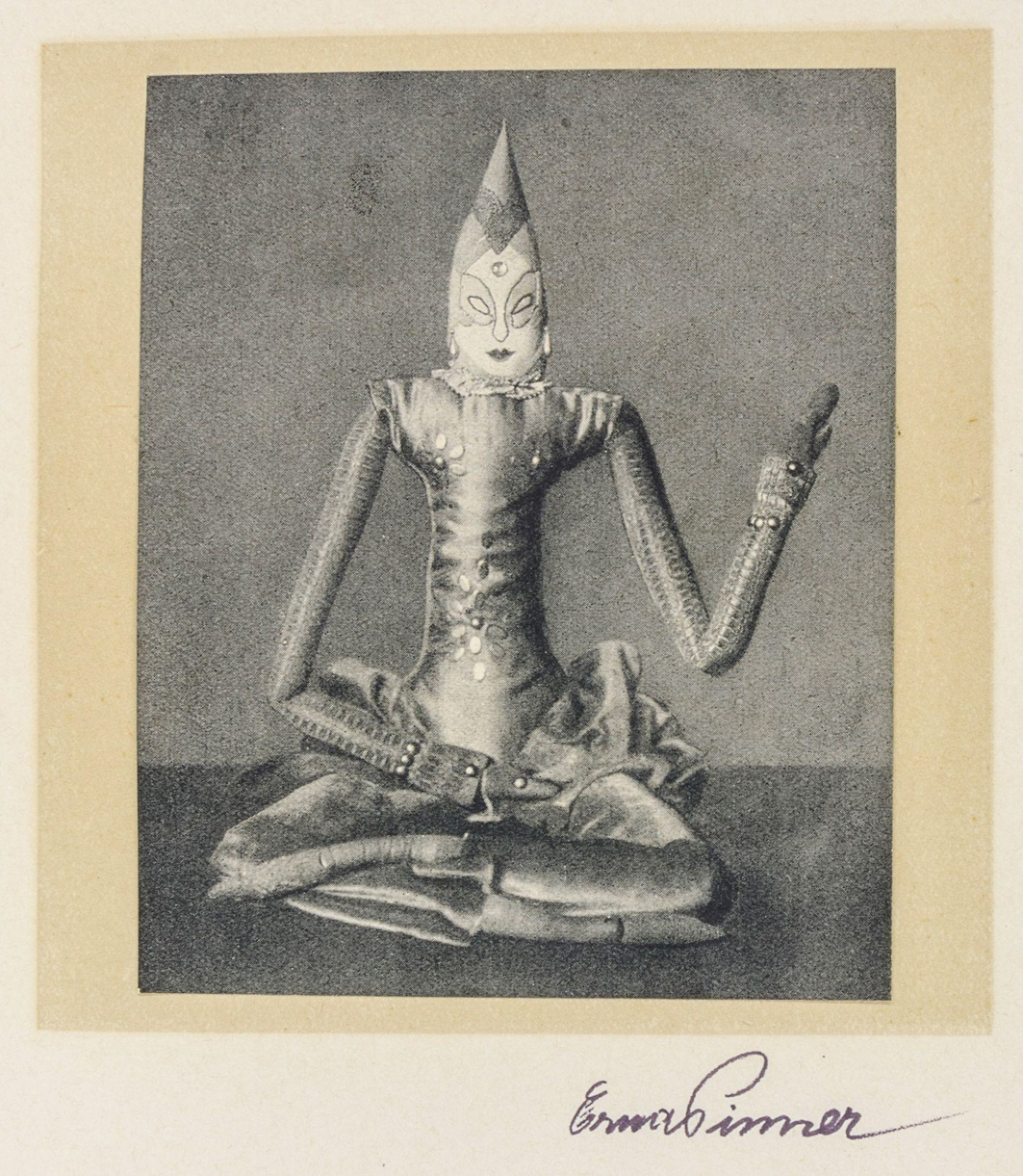 Rainer Maria Rilke escribió su ensayo The Unfortunate Fate of Childhood Dolls inspirado en estas muñecas de Erna Pinner (1914).
