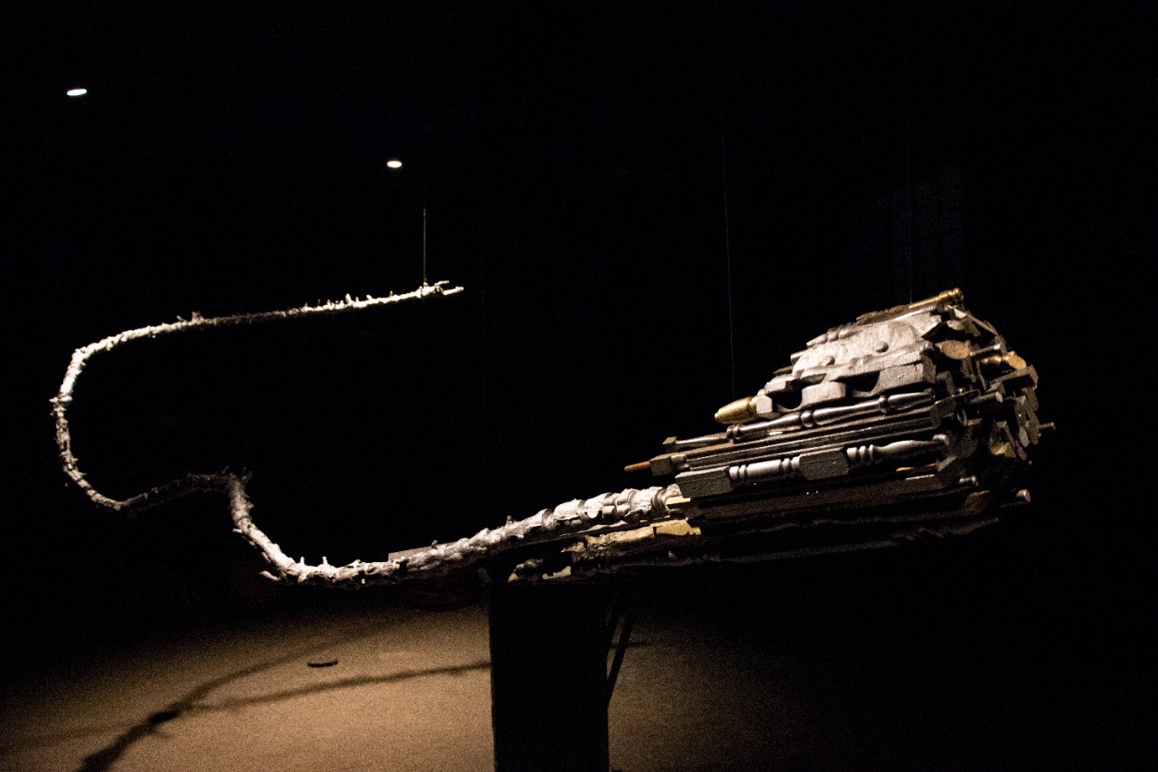 [El Cronista. Prototipo en metal, ganador en la categoría obra monumental de la convocatoria “Medellín a cielo abierto”, 450 cm x 30 cm ø, 2019. Fotografía del estudio de Alejandro Tobón] 