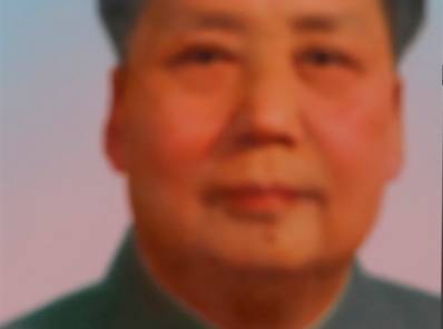 Una cámara de seguridad funge como un tercer ojo en el retrato de Mao Zedong en la plaza Tiananmen.