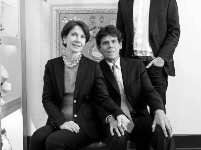 De izquierda a derecha: Patricia Trujillo junto a Luis Alberto Cano y Eduardo Cano, cabeza actual de Cano Joyería.