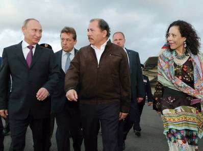 Rosario Murillo y Daniel Ortega reciben al presidente de Rusia, Vladimir Putin, en el aeropuerto de Managua (2014).
