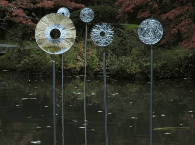  Iguaques, discos tallados en cristal y oro e instalados en el lago del Museo Hashimoto Kansetsu, en Kioto.