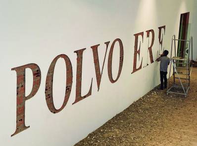 Para la instalación de la obra Polvo eres fue necesaria la ayuda del tallador Leonardo Franco