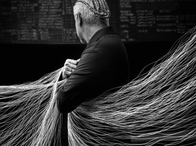 Un sueño cumplido: la devoción de Jorge Lizarazo por trenzar materiales se ve encarnada en su propia cabeza gracias a un trenzado único, realizado por Catijeras.