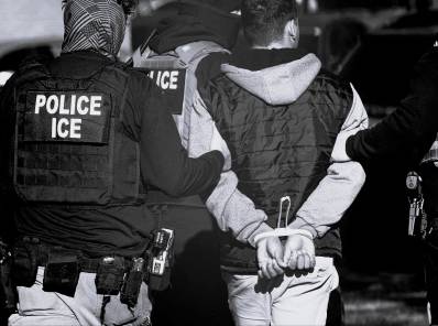 Agentes del ICE detienen a un hombre tras realizar una redada en el complejo de apartamentos Cedar Run en Denver, Colorado, EE. UU., el 5 de febrero de 2025.