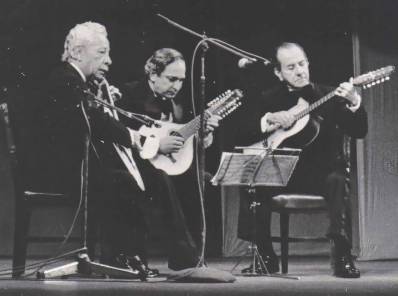 Presentación del Trío Morales Pino. De izquierda a derecha: Álvaro Romero Sánchez (guitarra), Diego Estrada Montoya (bandola) y Peregrino Galindo (tiple). © revista federación española de guitarra e intrumentos de plectro